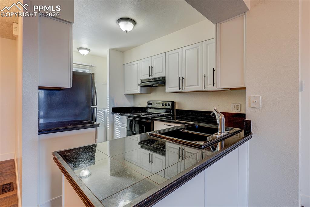 Image 10 of 31: Kitchen