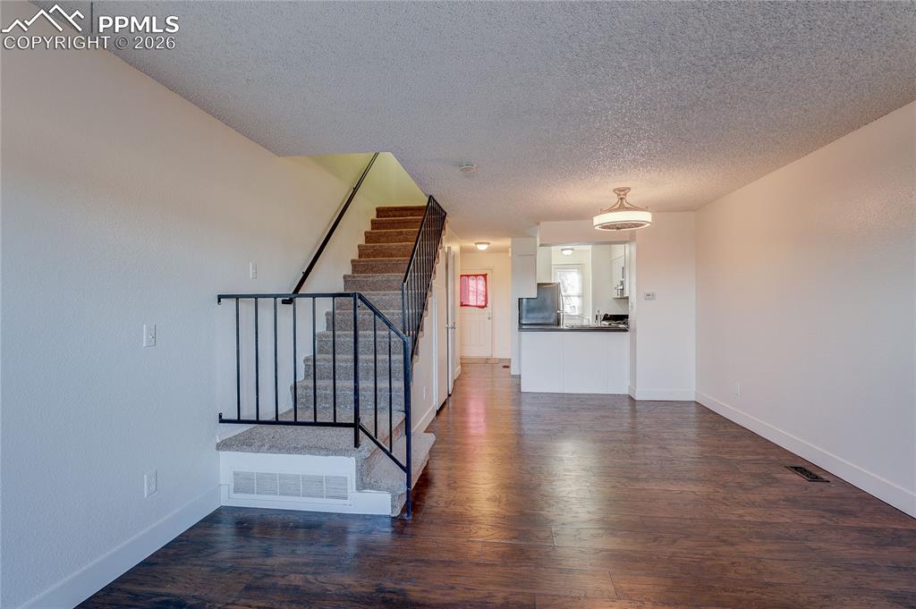 Image 11 of 31: Living Room