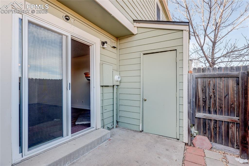 Image 14 of 31: Entry