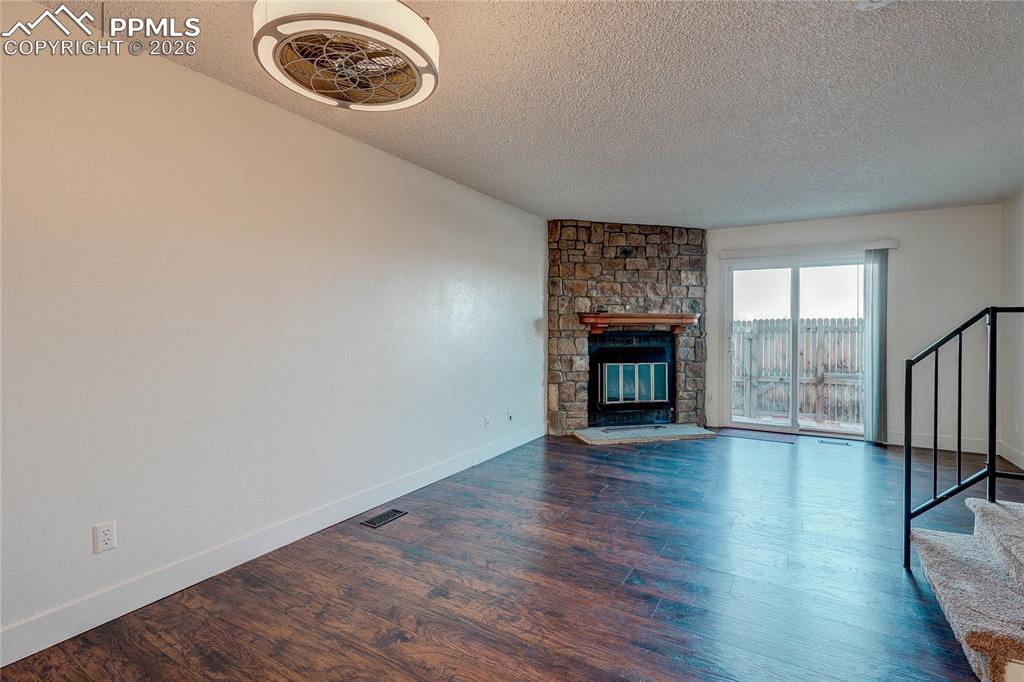 Image 2 of 31: Living Room