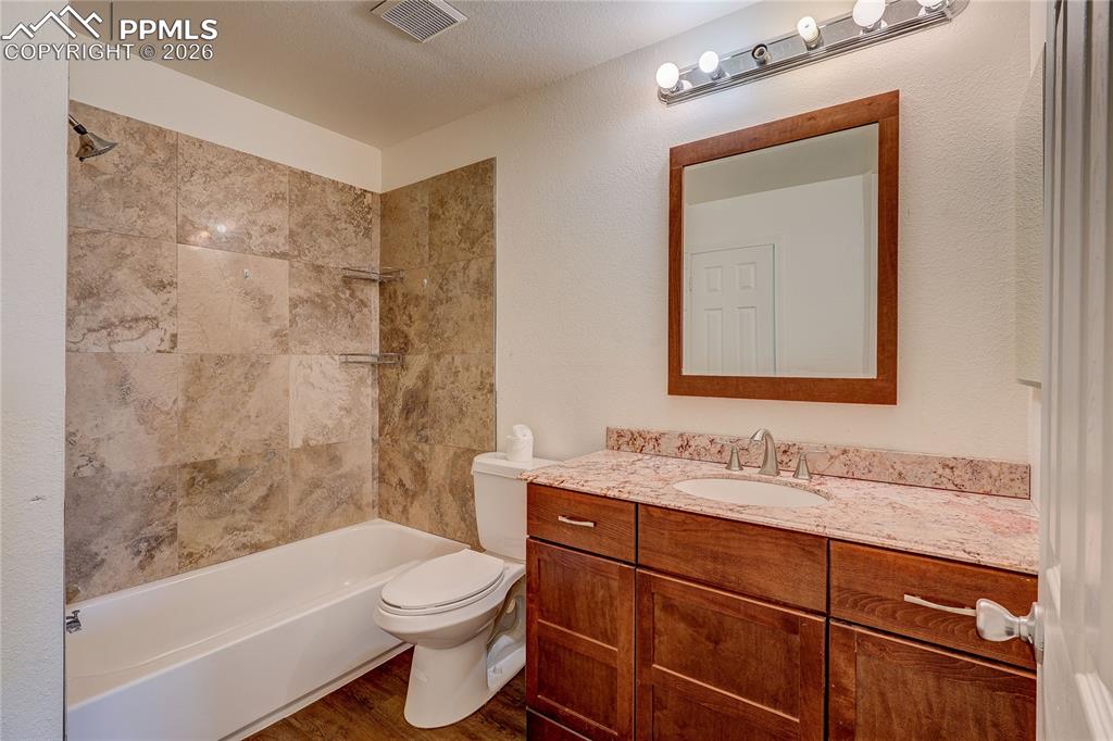 Image 21 of 31: Bathroom