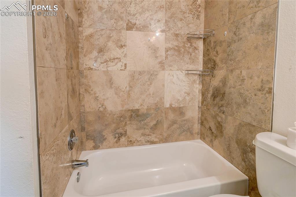 Image 22 of 31: Bathroom