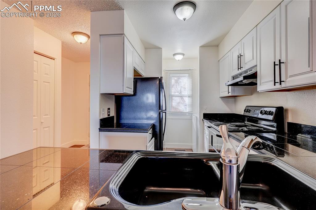 Image 3 of 31: Kitchen