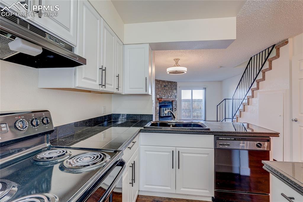 Image 4 of 31: Kitchen