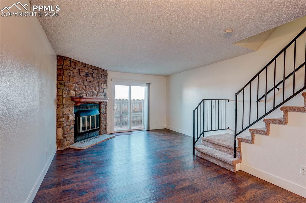 Image 5 of 31: Living Room