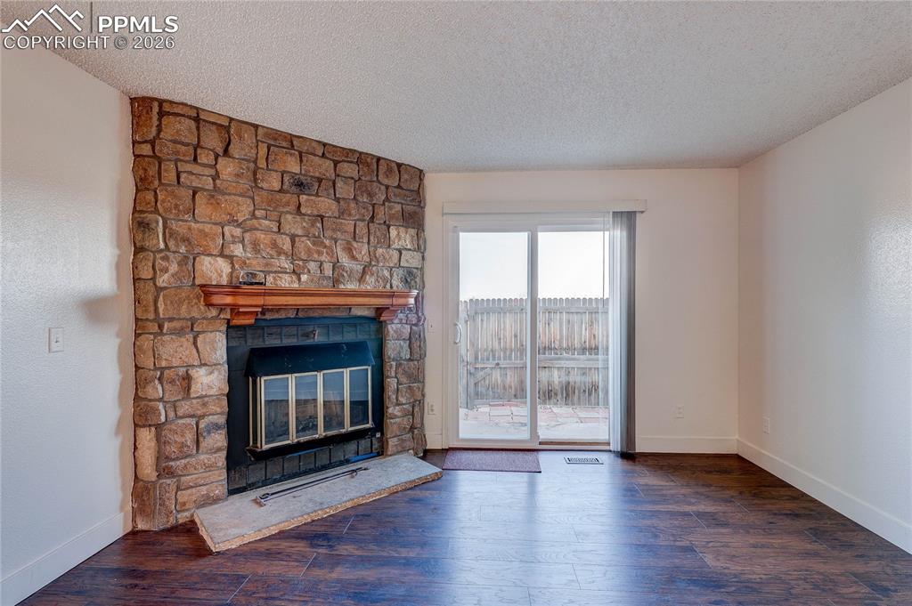 Image 6 of 31: Living Room