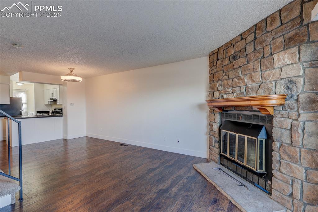 Image 7 of 31: Living Room