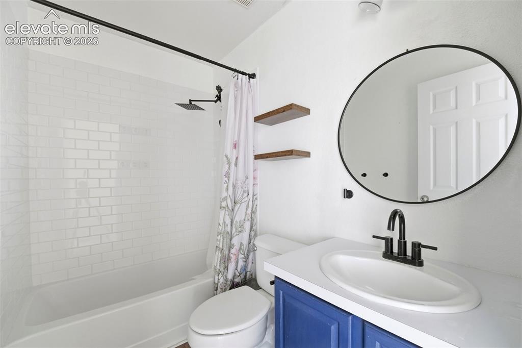 Image 20 of 27: Upstairs Bathroom