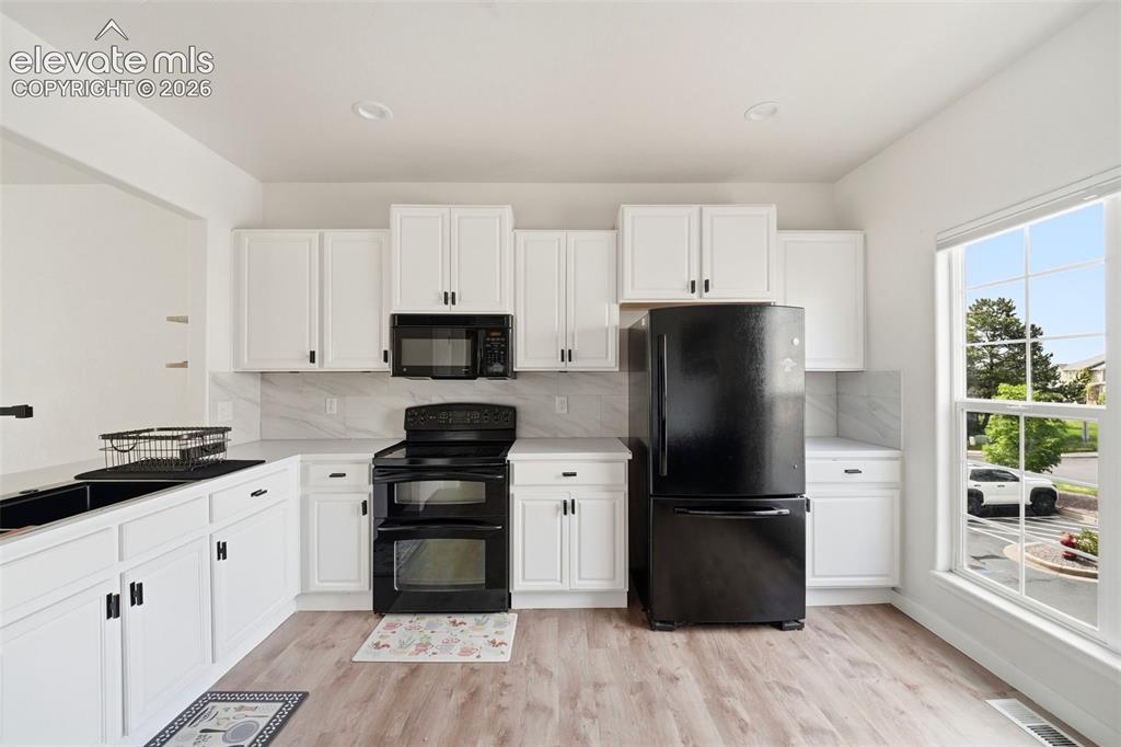 Image 5 of 27: Kitchen