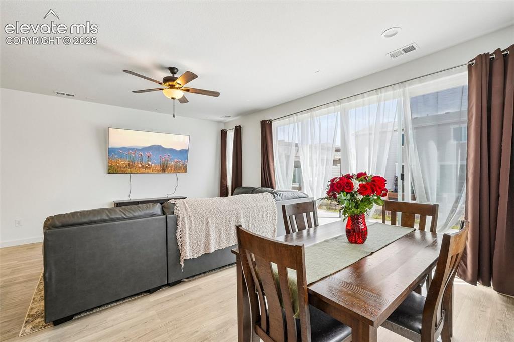 Image 10 of 40: Dining Area
