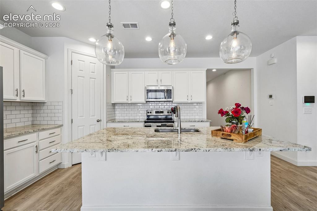 Image 13 of 40: Kitchen