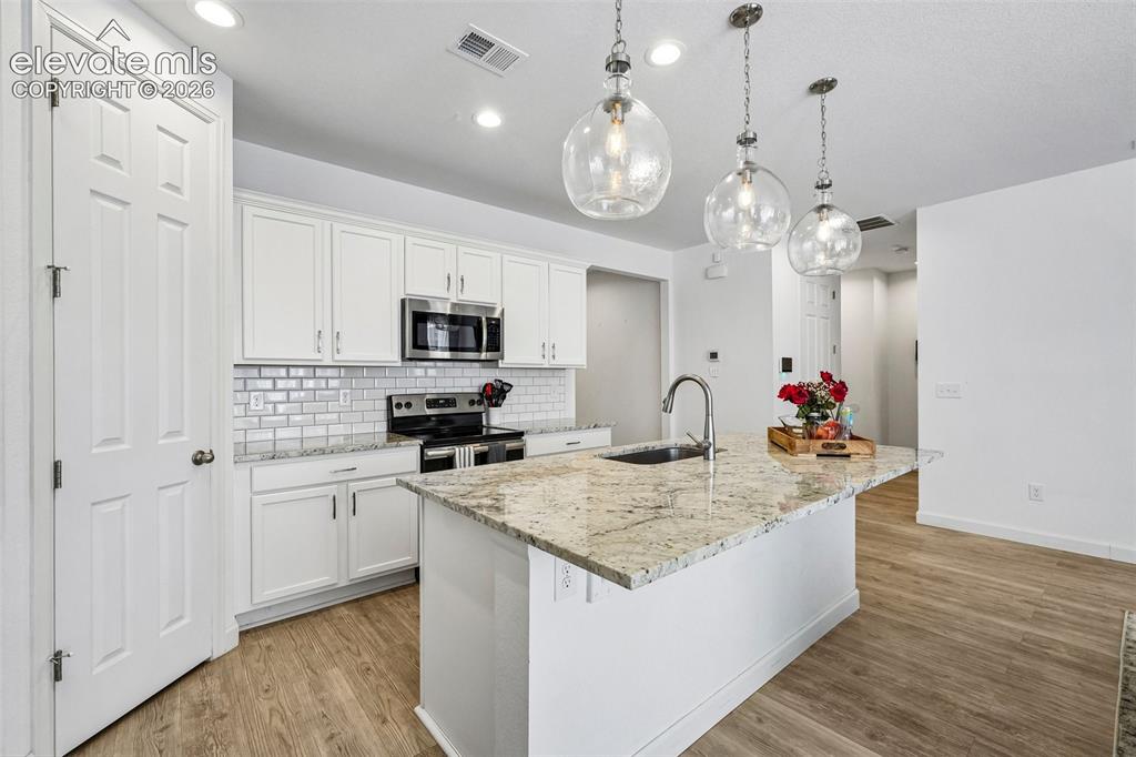 Image 14 of 40: Kitchen
