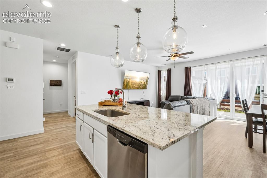 Image 15 of 40: Kitchen