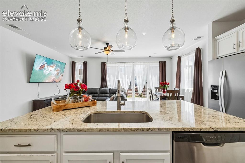 Image 16 of 40: Kitchen