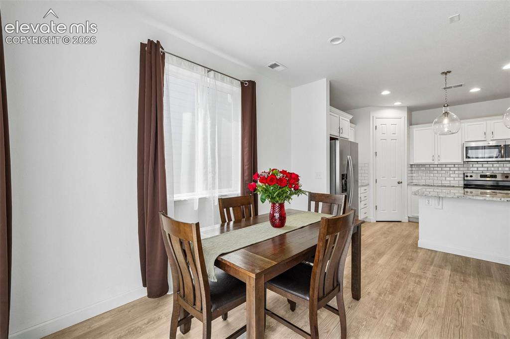 Image 8 of 40: Dining Area