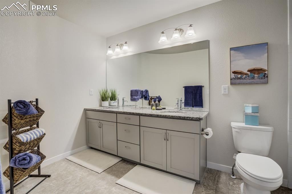 Image 25 of 39: Bathroom