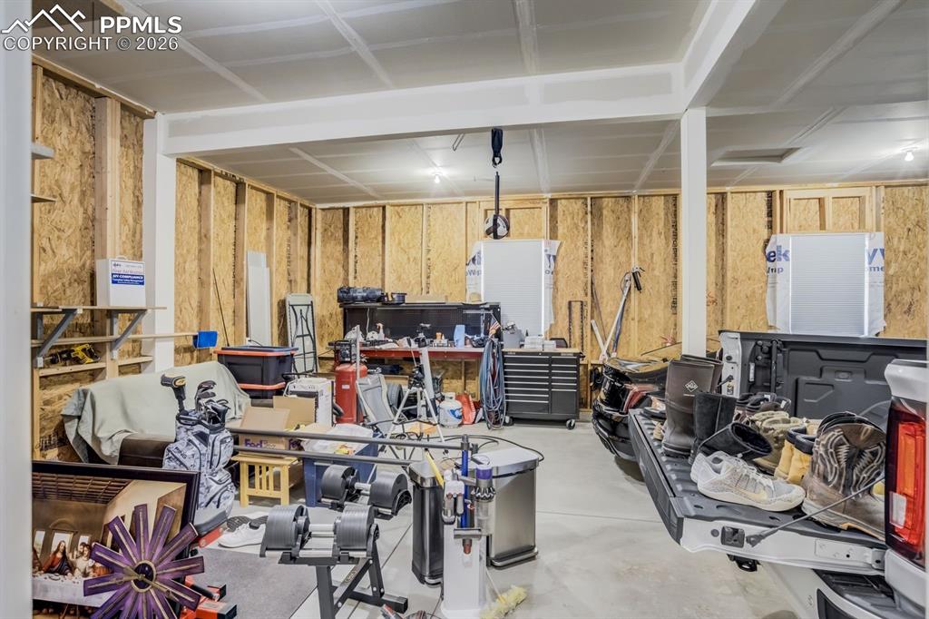 Image 32 of 39: Garage