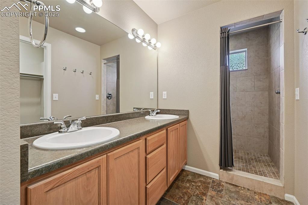 Image 17 of 36: Bathroom