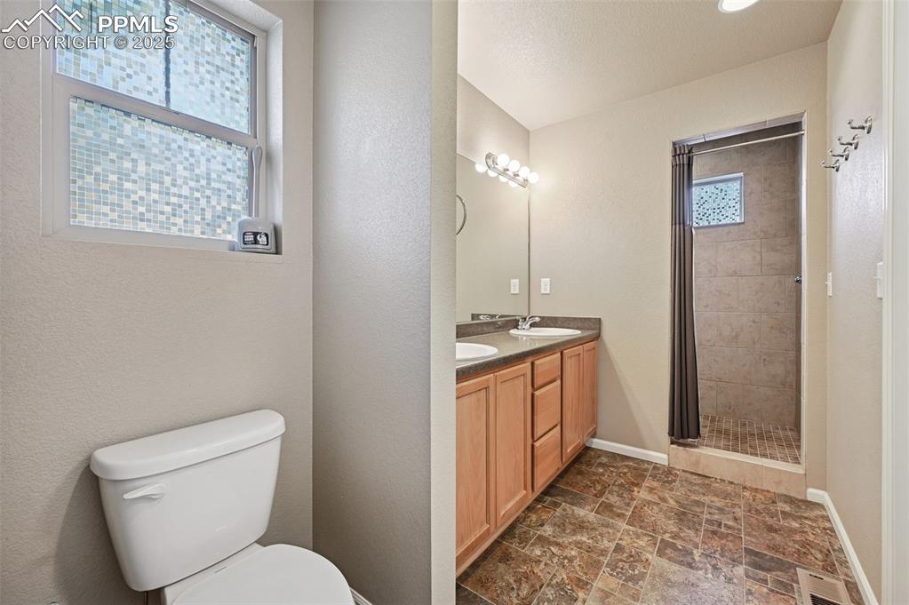 Image 19 of 36: Bathroom