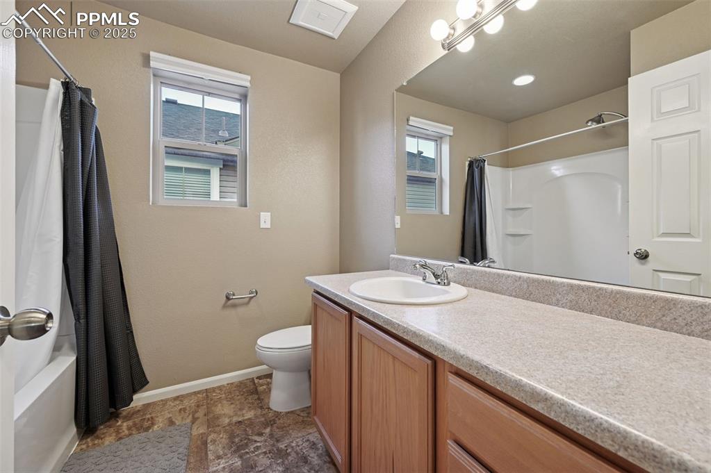 Image 24 of 36: Bathroom