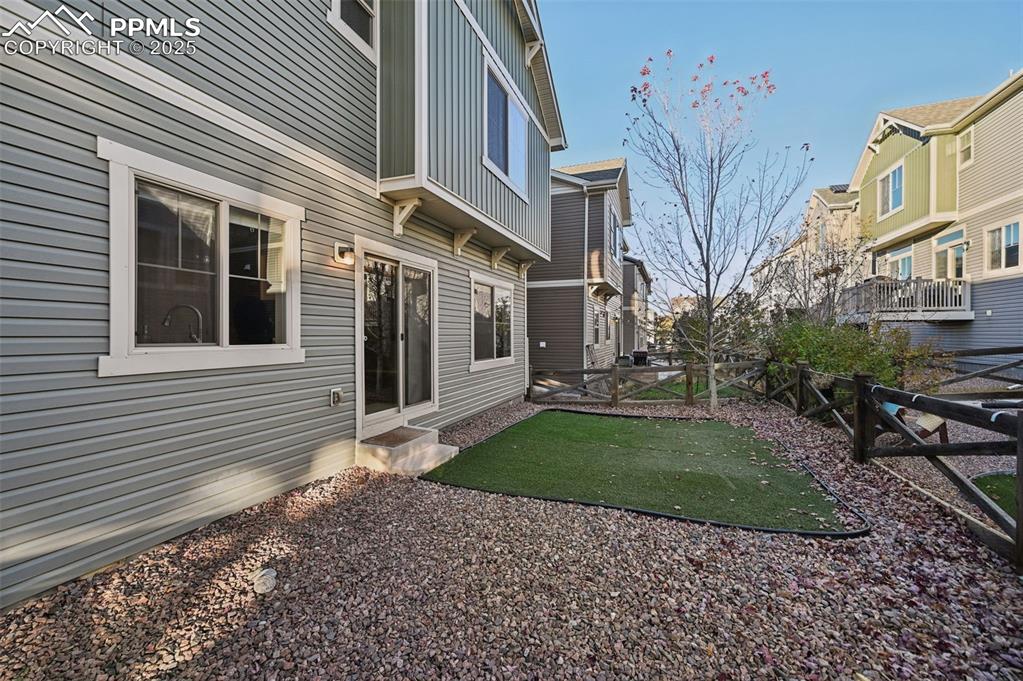 Image 27 of 36: Yard