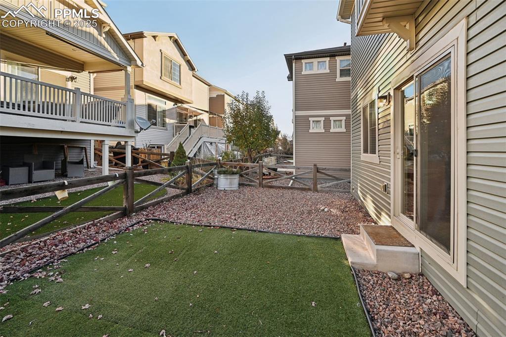 Image 28 of 36: Yard