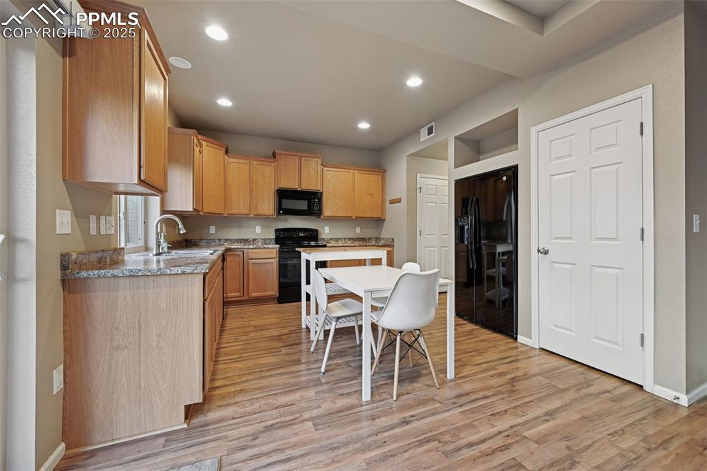 Image 9 of 36: Kitchen