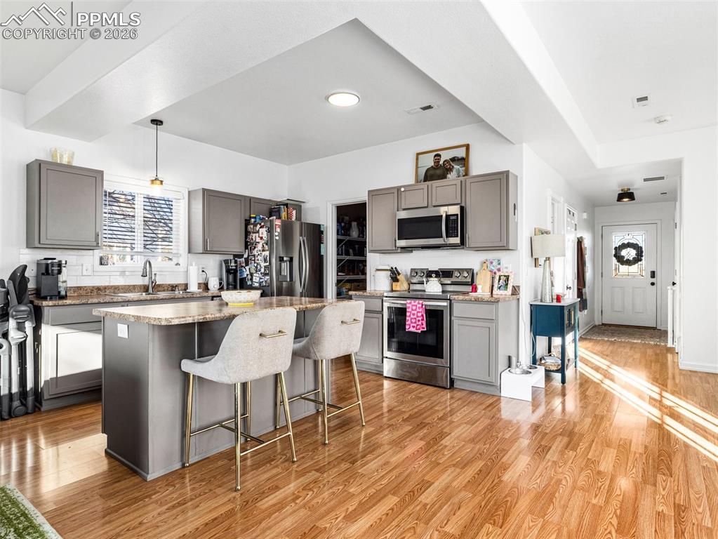 Image 18 of 28: Kitchen