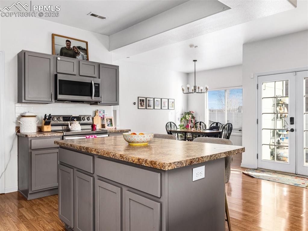 Image 19 of 28: Kitchen