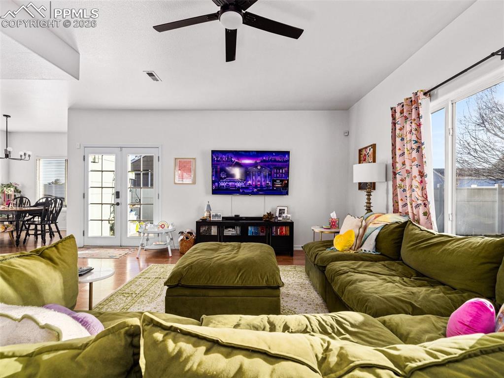 Image 21 of 28: Living Room