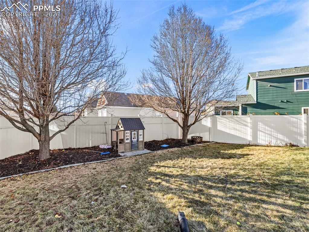 Image 27 of 28: Yard