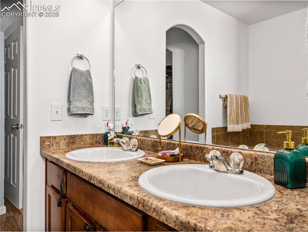 Image 8 of 28: Bathroom