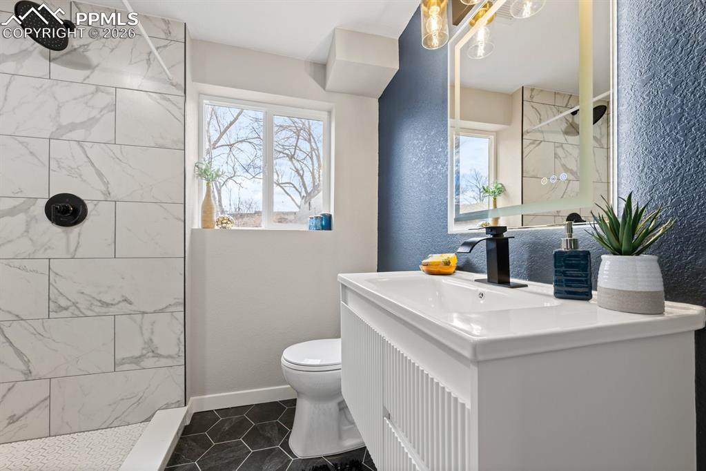 Image 14 of 27: Bathroom