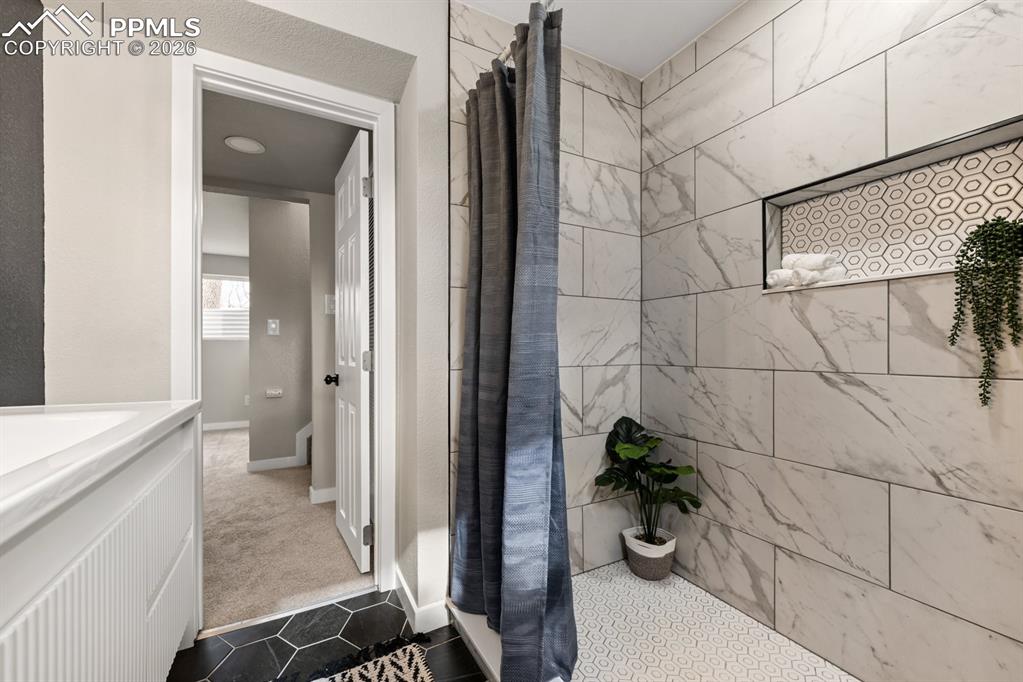 Image 15 of 27: Bathroom