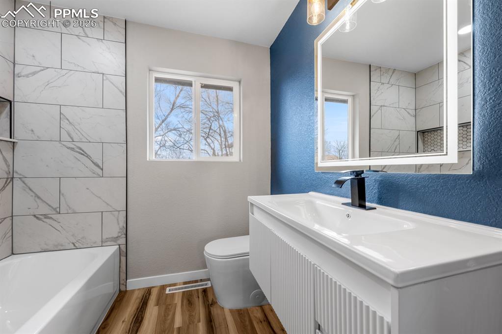 Image 18 of 27: Bathroom