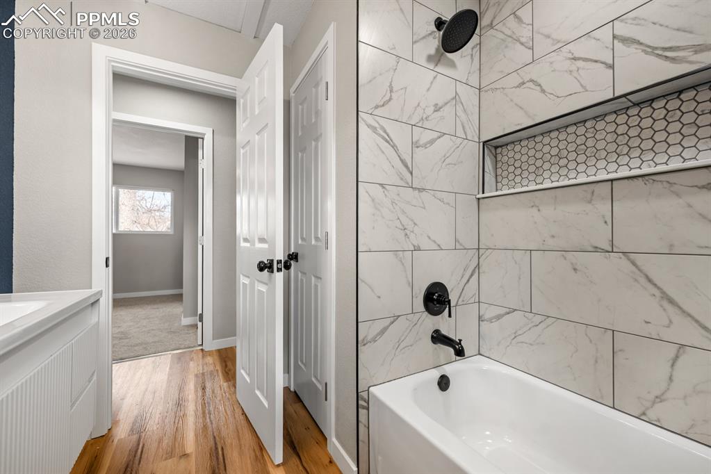 Image 19 of 27: Bathroom