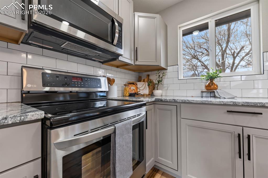 Image 7 of 27: Kitchen