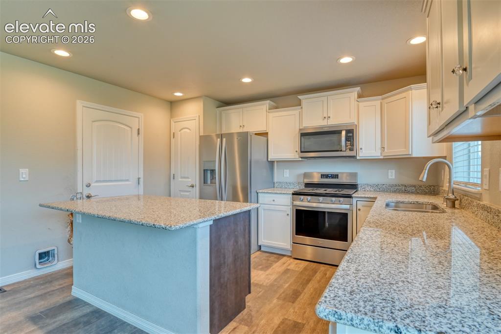 Image 18 of 41: Kitchen