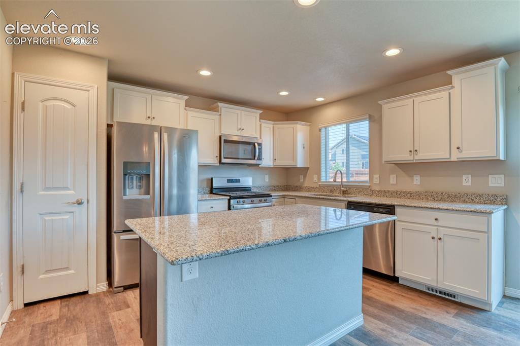Image 19 of 41: Kitchen