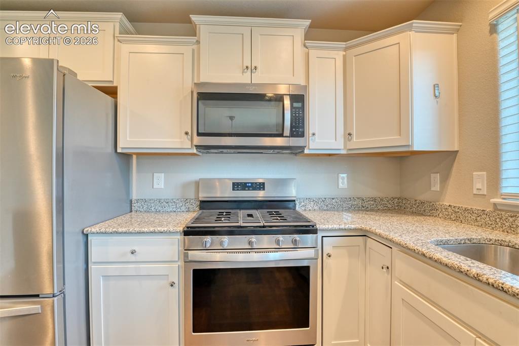 Image 22 of 41: Kitchen