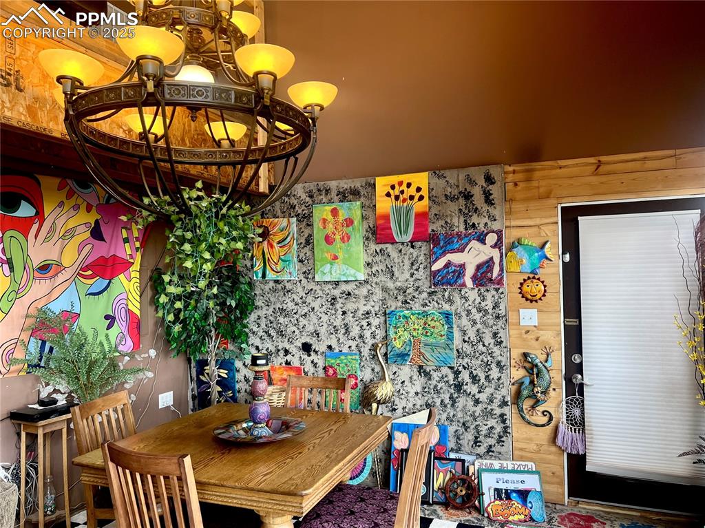 Image 18 of 50: Dining Area