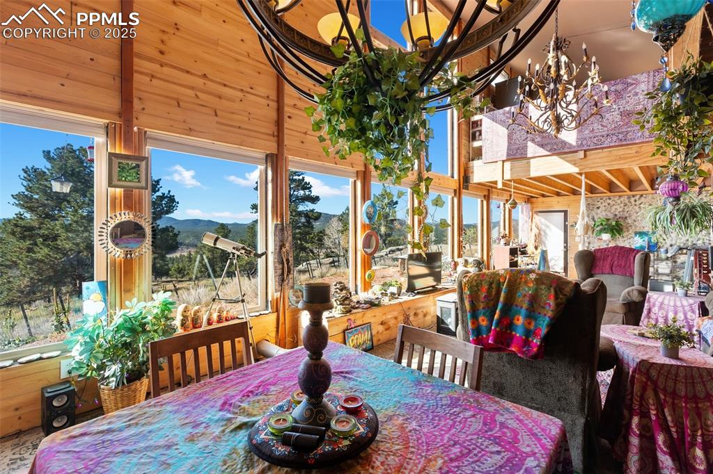 Image 19 of 50: Dining Area