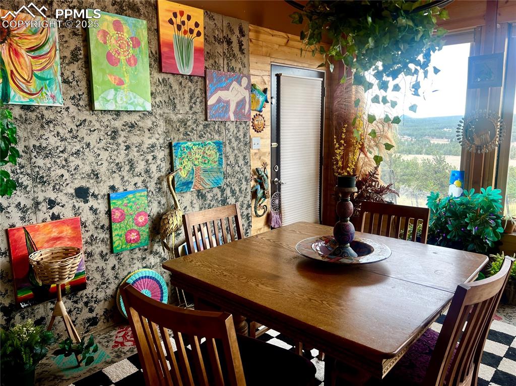 Image 20 of 50: Dining Area