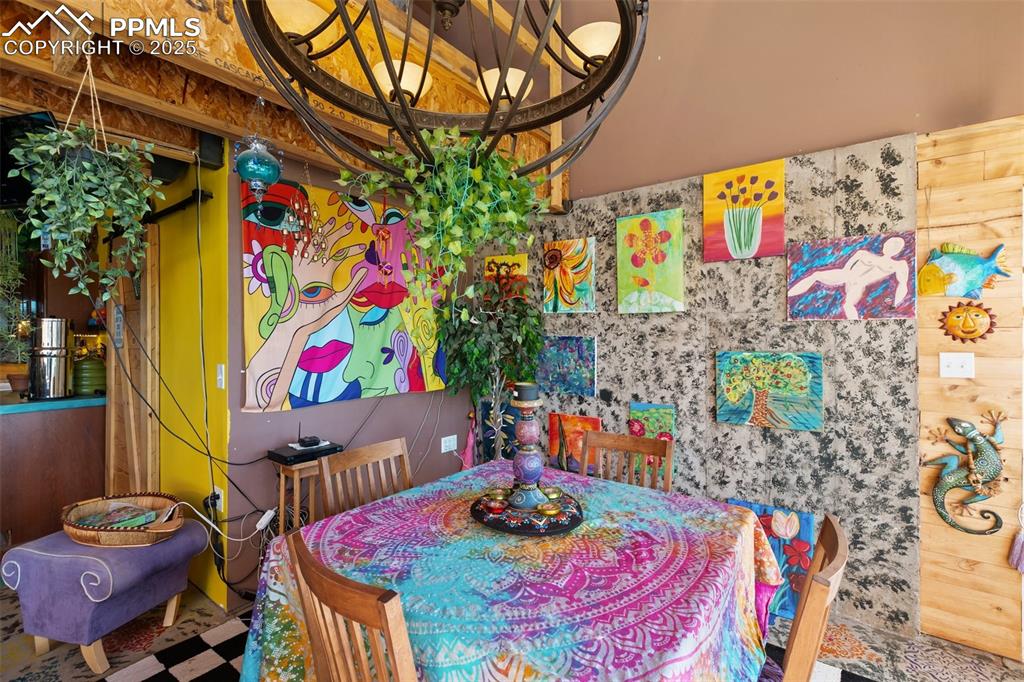 Image 21 of 50: Dining Area