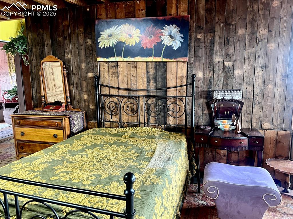 Image 23 of 50: Bedroom