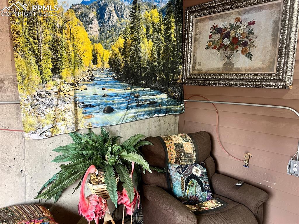 Image 24 of 50: Entry