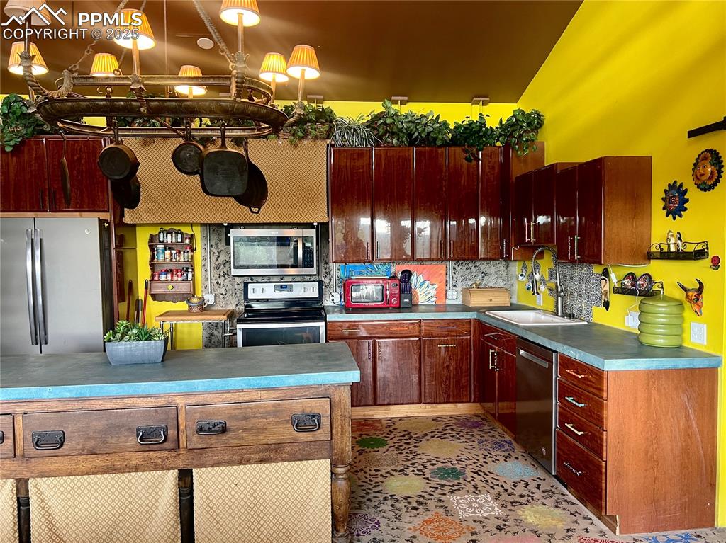 Image 3 of 50: Kitchen