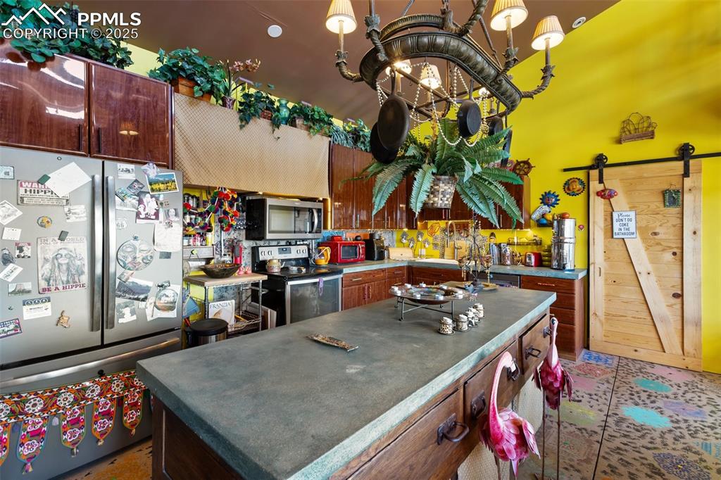 Image 4 of 50: Kitchen