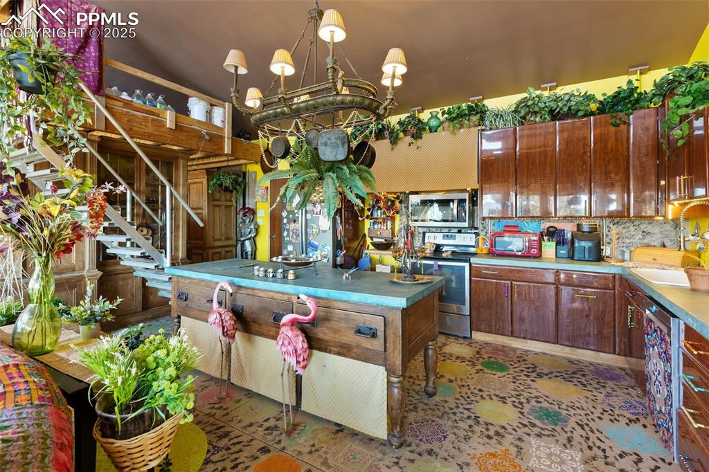 Image 5 of 50: Kitchen