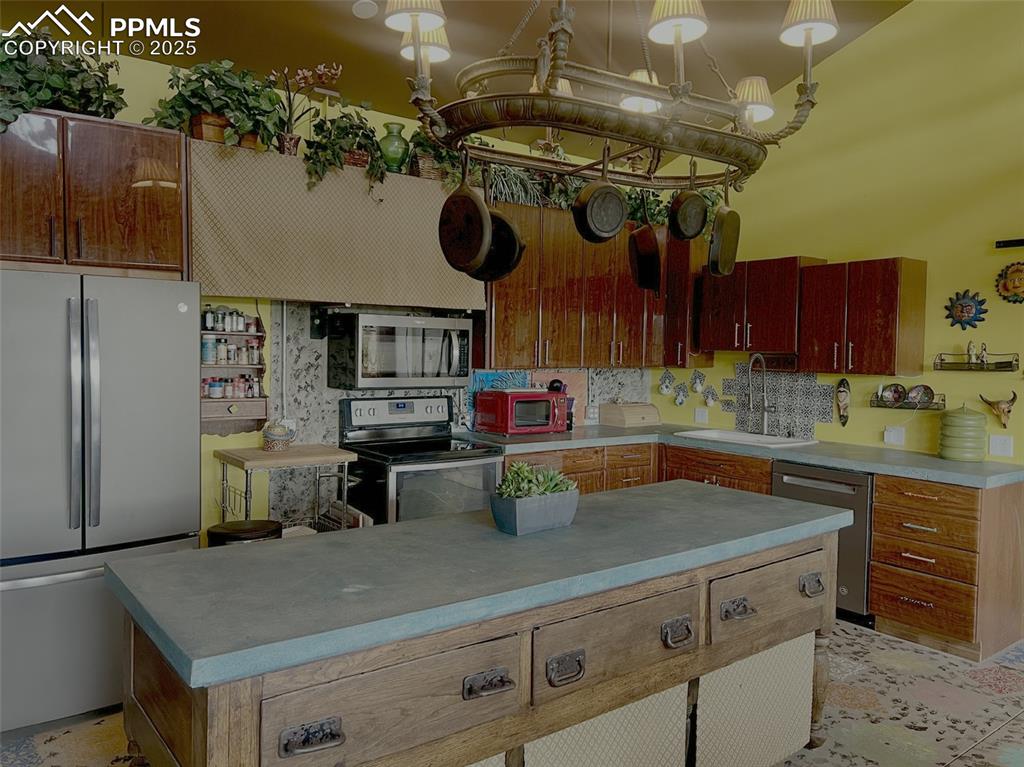 Image 6 of 50: Kitchen